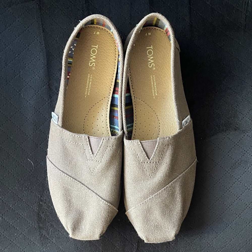 TOMS Women's Classic Canvas Shoe